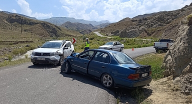 Tuzluca'da Can Pazarı: Şantiye Aracı ile Otomobil Çarpıştı, 4 Yaralı, 1'i Ağır